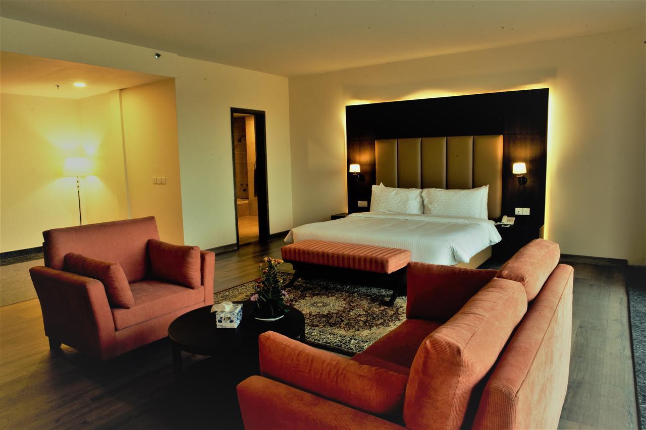 Defence Raya Golf & Country Club Hotel ลาฮอร์ ภายนอก รูปภาพ
